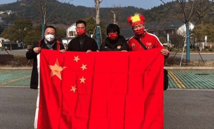 中国女足结束隔离！水庆霞举国旗 获赠43套国宾服饰
