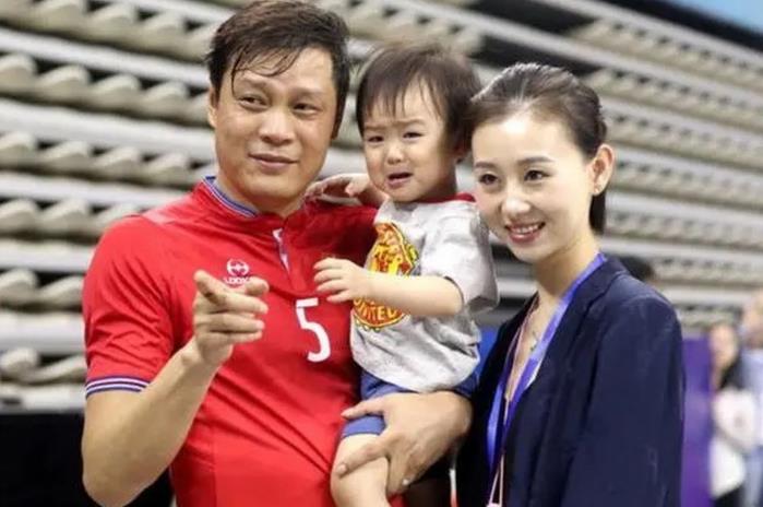 男足名宿开啥豪车？范志毅给娇妻买豪车，李铁奢华、孙继海朴素